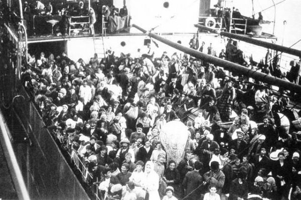 145. Πλοίο του ελληνικού Στόλου μεταφέρει πρόσφυγες